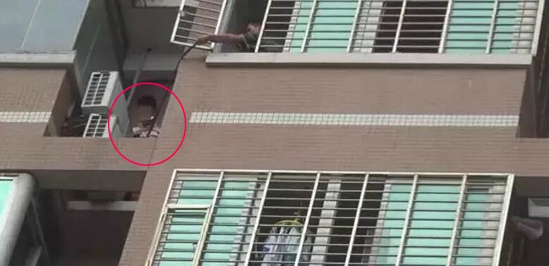 女子偷情男友突然回家 情夫7楼空调架困一夜无奈报警