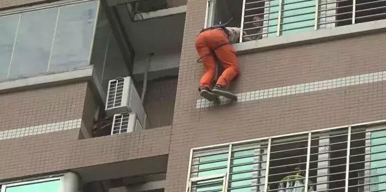 女子偷情男友突然回家 情夫7楼空调架困一夜无奈报警