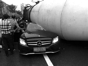 无信号灯路口奔驰斑马线前礼让老人 遭后方水泥车压扁