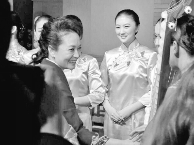 乖乖女苦练倒水上万遍 成人民大会堂国宴金牌服务员