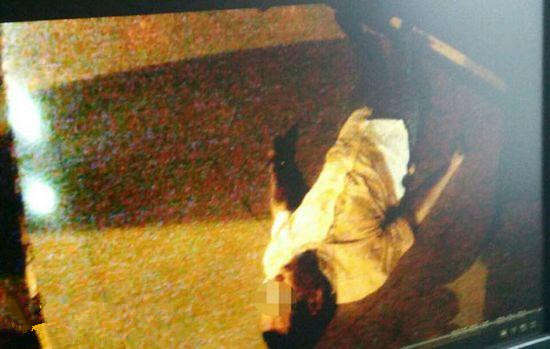 肇事司机醉酒肇事被拦截下来后，躺在地上