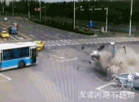 上传南京宝马肇事案视频辅警被开除 该案仍有疑点
