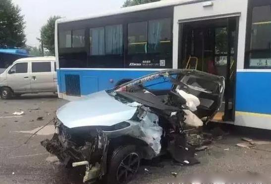 上传南京宝马肇事案视频辅警被开除 该案仍有疑点