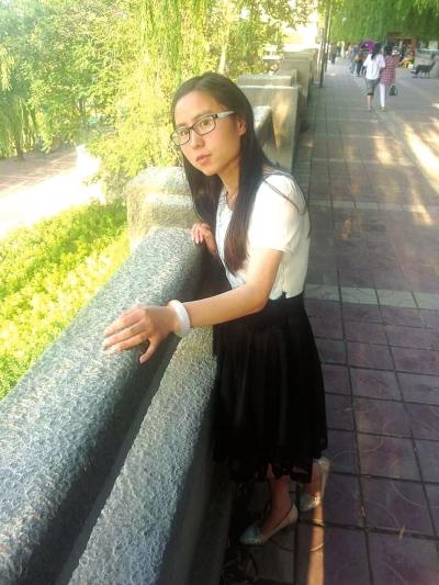 女孩街头神情紧张25米走5分钟 洒水车经过后人间蒸发