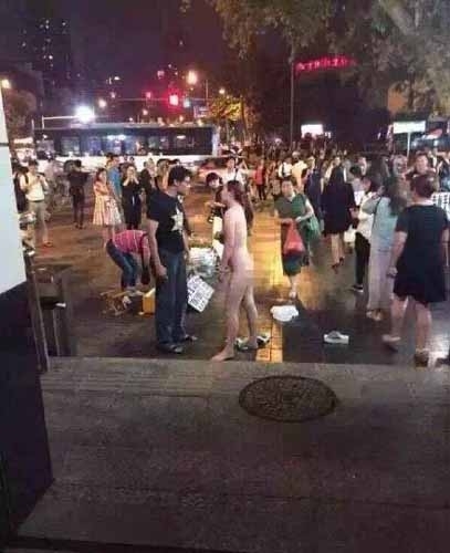 三山街地铁站裸女真相 iPhone6s惹祸还是男嫌女丑引撕逼