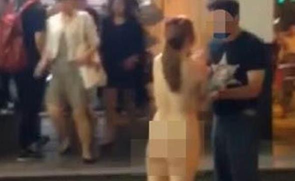 南京三山街地铁站惊现裸女