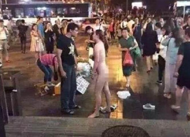 南京三山街地铁站惊现裸女