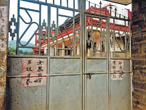 私塾铁门紧锁已人去楼空