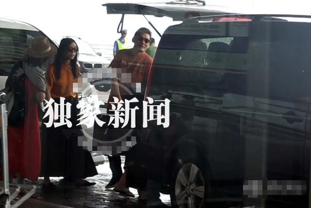 张静初恋情坐实被偷拍 家门口激吻男友正面照曝光