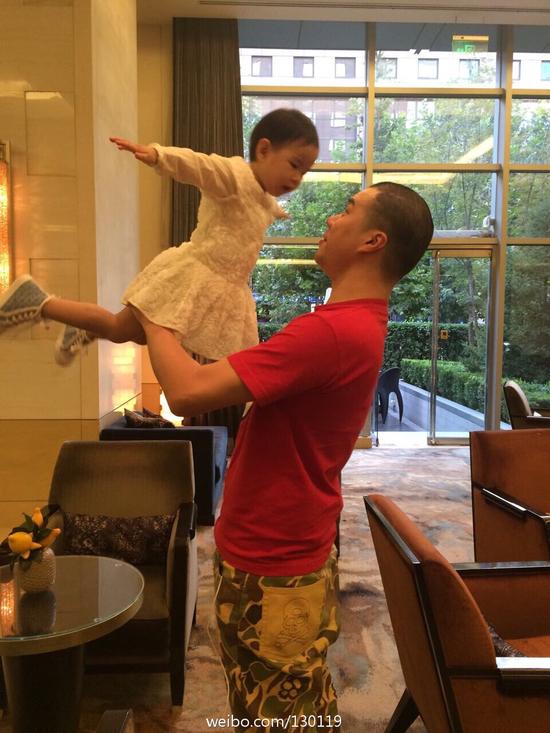 黄奕与前夫关系疑破冰 黄毅清见女儿后首度感谢黄奕