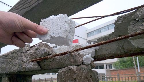 九江泡沫水泥护栏预算超20万 修护断裂竟用胶水黏接