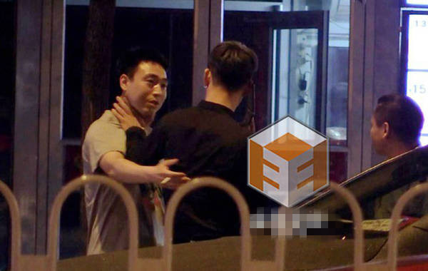 曹云金亲述抡椅子打群架斗殴实情 晒伤口道歉遭吐槽