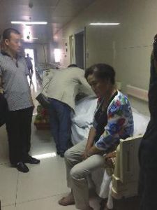 公交刹车将老人摔出车外 司机看了看走掉称鬼迷心窍