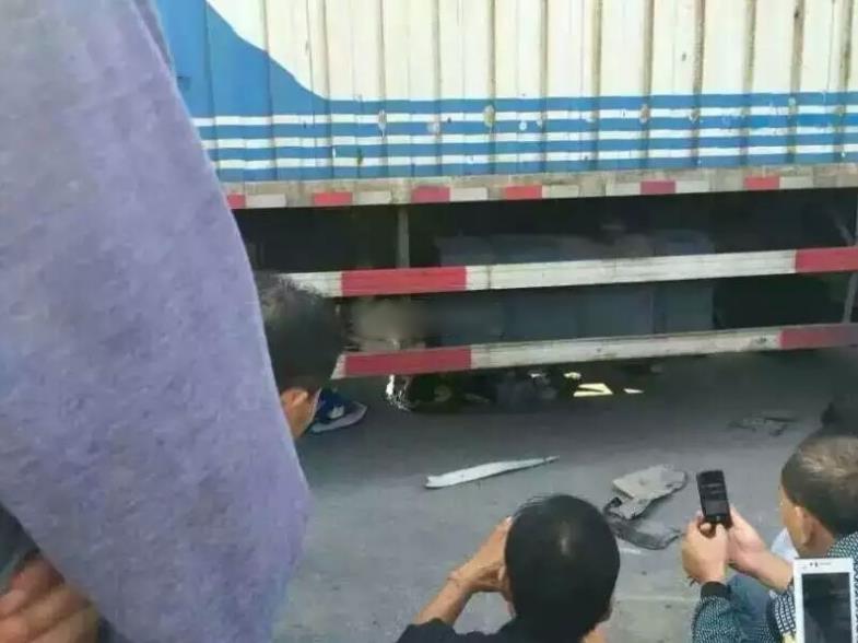 围观者的狂欢：江苏母子被卷车底身亡 路人围观拍照