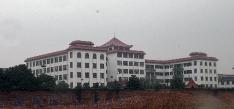 湖南12岁中学女生宿舍离奇坠亡 警方：不要乱打听