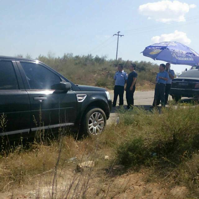 陕西官员视察火灾现场民警为其撑伞 遭死者家属威胁