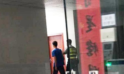 可疑男子被传唤