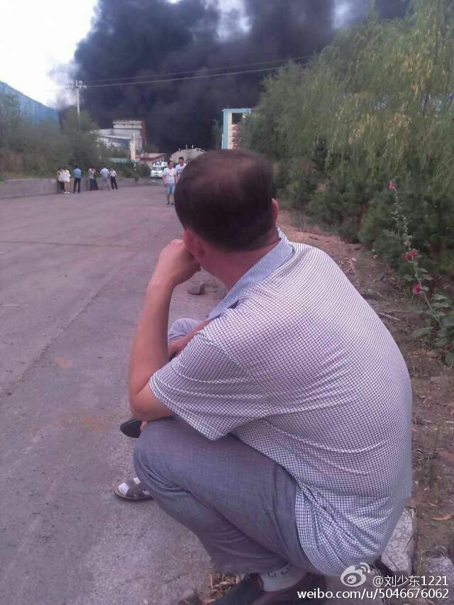 陕西官员视察火灾现场民警为其撑伞 遭死者家属威胁