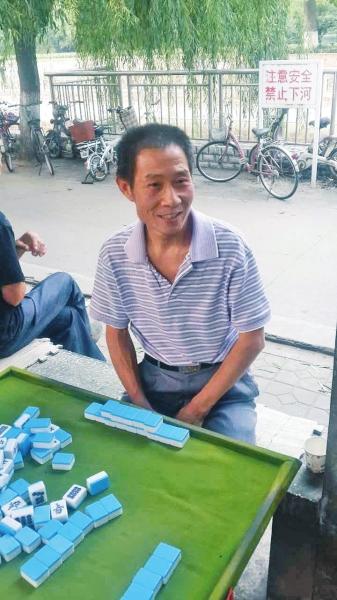 老人跳水相救