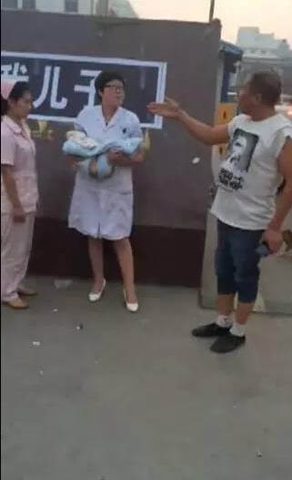 周口医生被逼抱尸示众遭辱骂殴打 家属：医院篡改病历