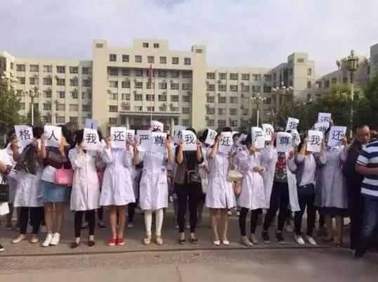 周口医生被逼抱尸示众遭辱骂殴打 家属：医院篡改病历