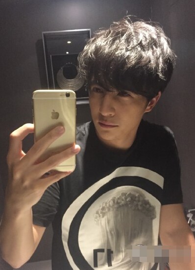 经纪人回应薛之谦离婚称比较晕 前妻美艳私照曝光