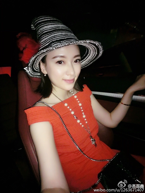 据悉,薛之谦前妻名叫高磊鑫,是一名模特,经常在微博晒出美艳的