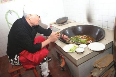 赵本山炖鱼犒劳弟子