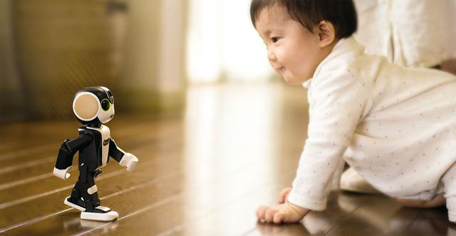 夏普推机器人型手机“RoBoHoN” 走路跳舞对话样样行