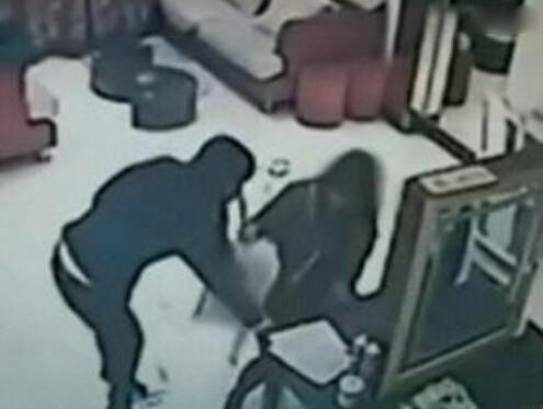女子拍写真摆性感姿势遭性侵 摄影师：我控制不住