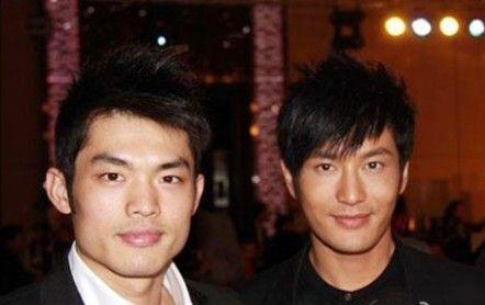 林丹与黄晓明早年青涩合影