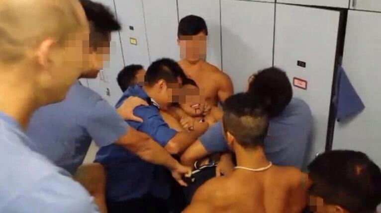 香港8名消防员欺负新人多次玩弄下体 奶油蛋糕塞肛门