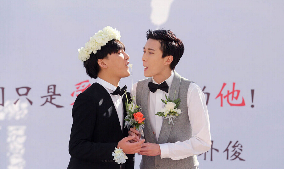“男版周迅”金朴俊与同性男友结婚 当众甜蜜舌吻