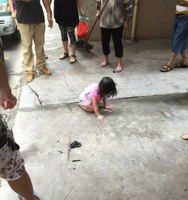 2岁女童不慎从5楼坠下 砸中汽车后竟站起大哭