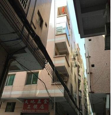 2岁女童不慎从5楼坠下 砸中汽车后竟站起大哭