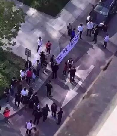 百名员工抗议搜房暴力裁员 官方称因刷单造假