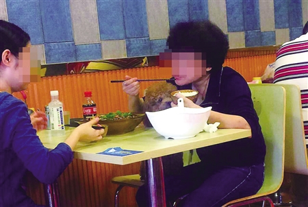 母女餐厅吃饭与狗同桌