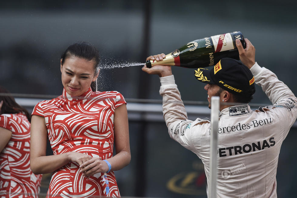 F1车手朝礼仪小姐喷香槟