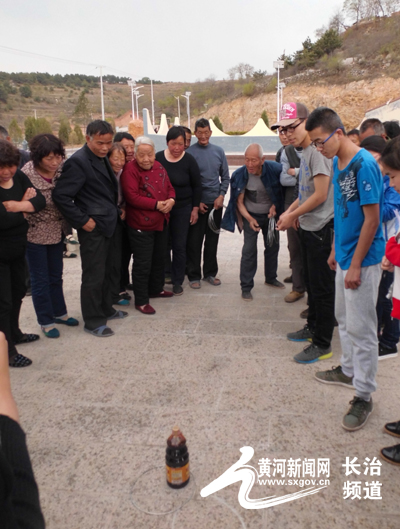 壶关县刘寨村举办老年人趣味运动会 爱心暖山村
