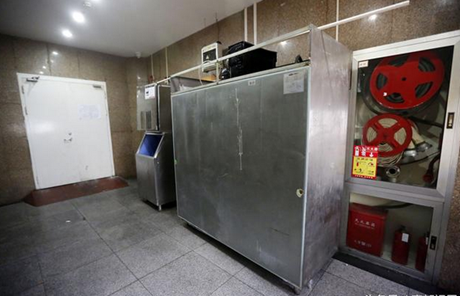 一些厨房用品摆放在走廊里。