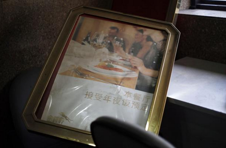 “接受年夜饭预定”的广告牌放置在金钱豹三鑫店门口走廊的角落里，积满了灰。去年，金钱豹就已经被供应