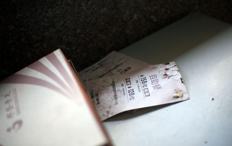 金钱豹三鑫店的走廊上，还留存着一些广告纸。而在北京，金钱豹的关店风波也在发酵，王府井店、亚运村店