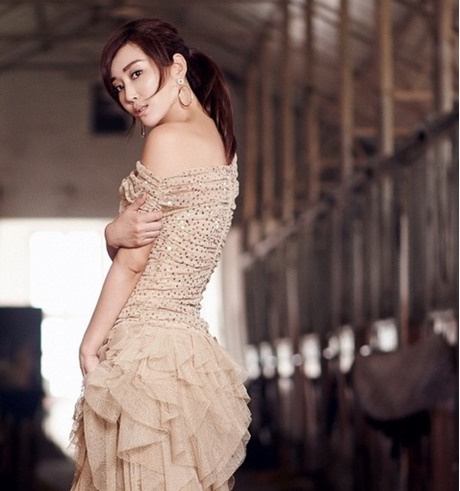 杜若溪曝性感美肌写真 锁骨精致香肩迷人1