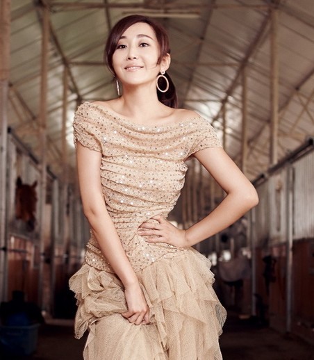 杜若溪曝性感美肌写真 锁骨精致香肩迷人1