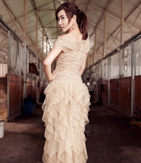 杜若溪曝性感美肌写真 锁骨精致香肩迷人3