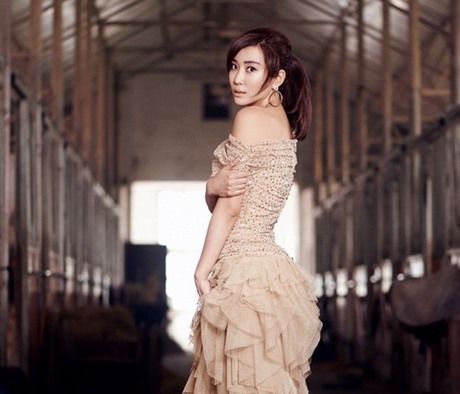 杜若溪曝性感美肌写真 锁骨精致香肩迷人8