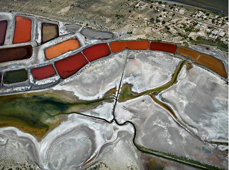 图为2012年，墨西哥索诺拉州加利福尼亚湾的卤虫盐场。