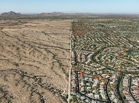 图为2011年，亚利桑那州菲尼克斯郊区。