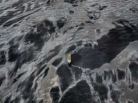 图为2010年5月11日，“深水地平线”漏油事故发生后不久，墨西哥湾的海上补给舰。