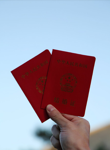 致青春走红杨子姗曝婚讯：嫁了，他叫吴中天